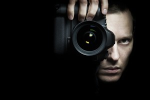 黑暗中拍摄的职业人物拿相机摄影师图片