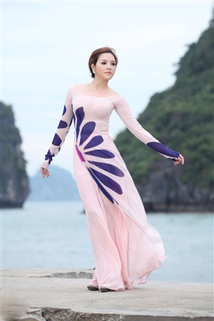 粉红色越南旗袍美女图片