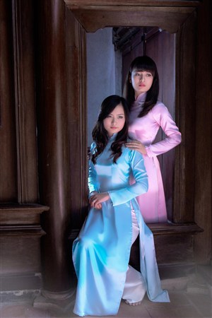 两位越南旗袍美女图片