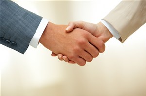 男女商务合作握手手势图片