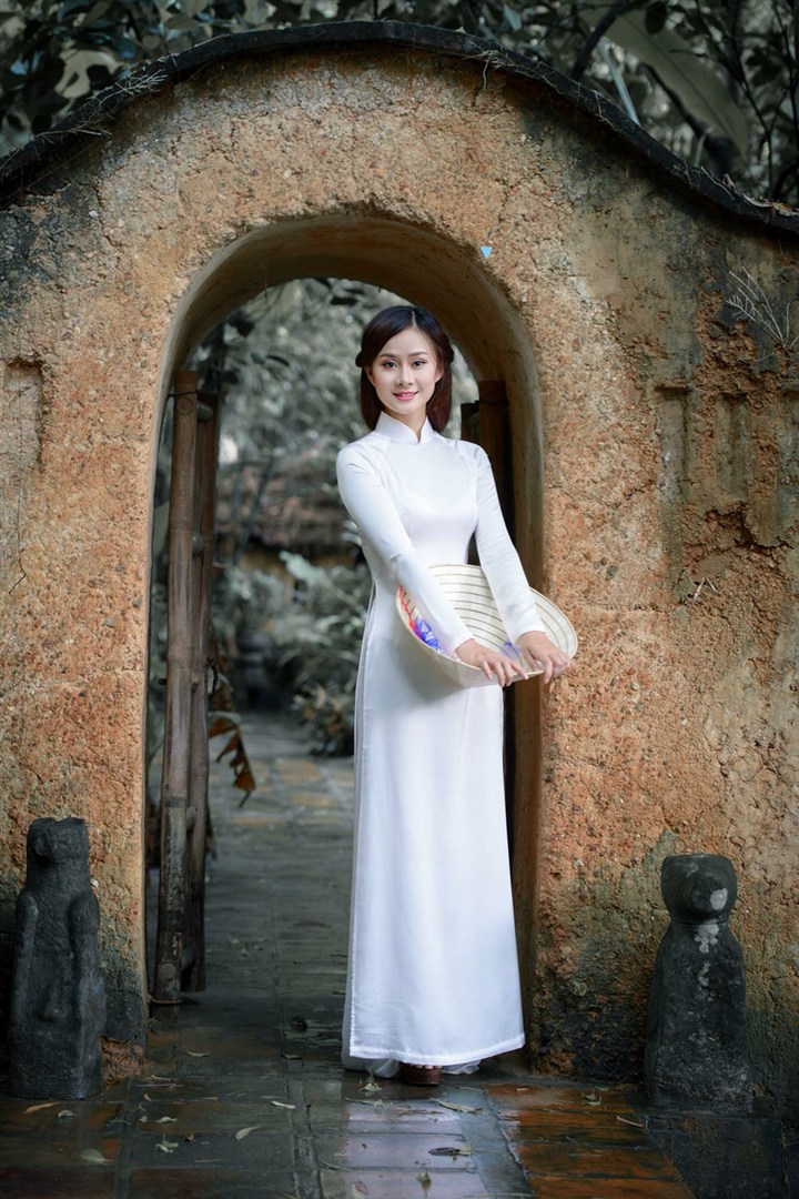 拿着斗笠的越南旗袍美女图片