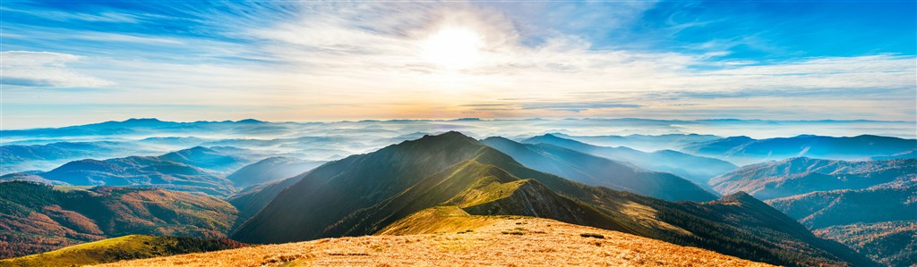 波澜壮阔的云海山脉高清图片