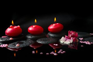 红色椭圆蜡烛花朵石头