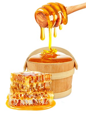 装在木桶里的蜂蜜和蜂巢高清图