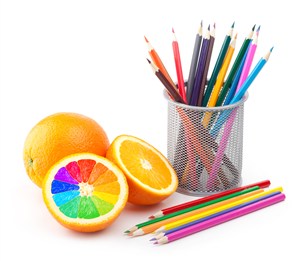 彩色铅笔描绘出的彩色的橙子 