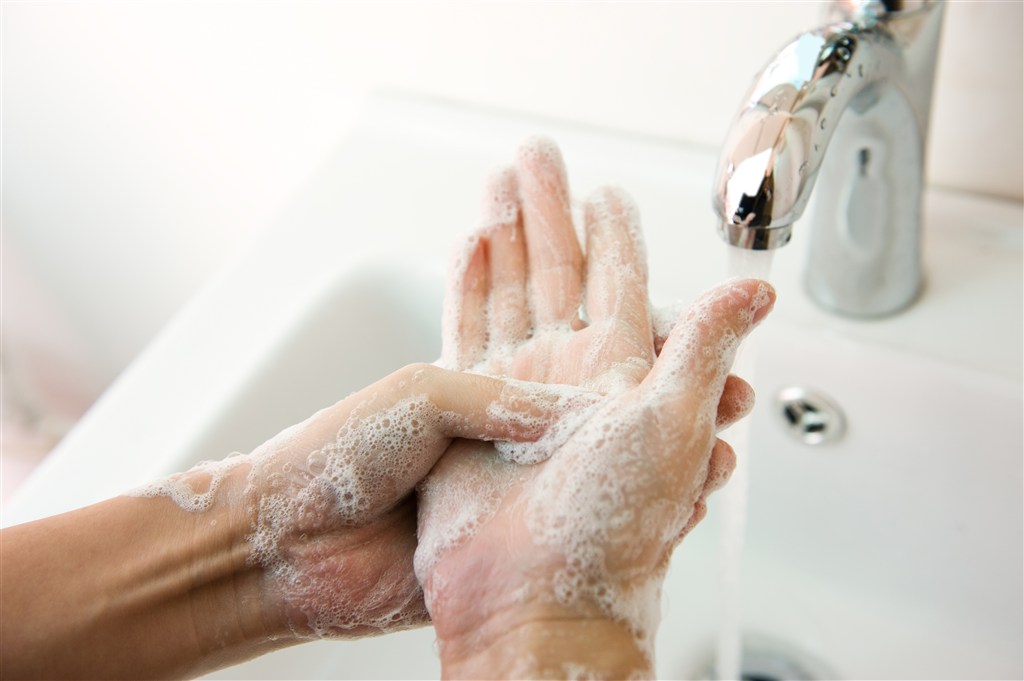 涂满洗手液的手高清图片