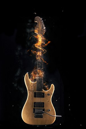 黑色背景上火焰燃烧的吉他高清