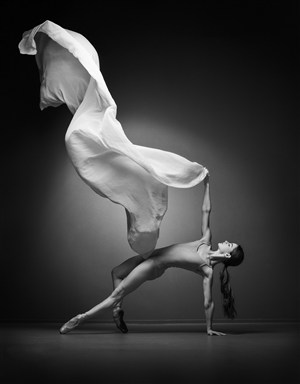 黑白照片跳現代舞美女圖片