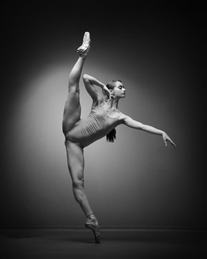 單腿站立的現代舞美女圖片