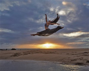 海边跳跃到空中的现代舞美女图片