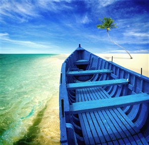 蓝天下的海滩和船高清图片