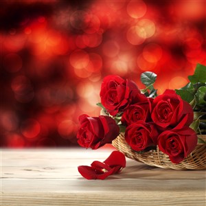 放在竹篮里的红玫瑰花鲜花图片