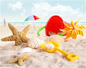 海滩上的玩具和贝壳高清图片