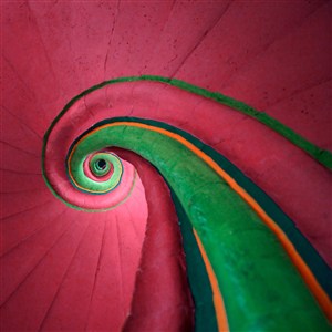 红色和绿色的螺旋楼梯