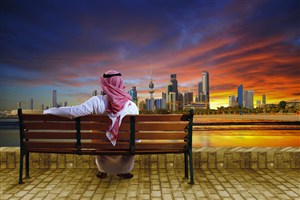 坐在长椅上看城市风景的阿拉伯人高清图片