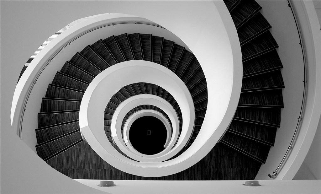 黑白分明的螺旋楼梯
