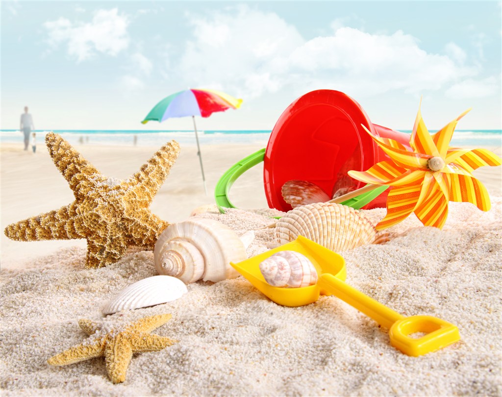 海滩上的玩具和贝壳高清图片
