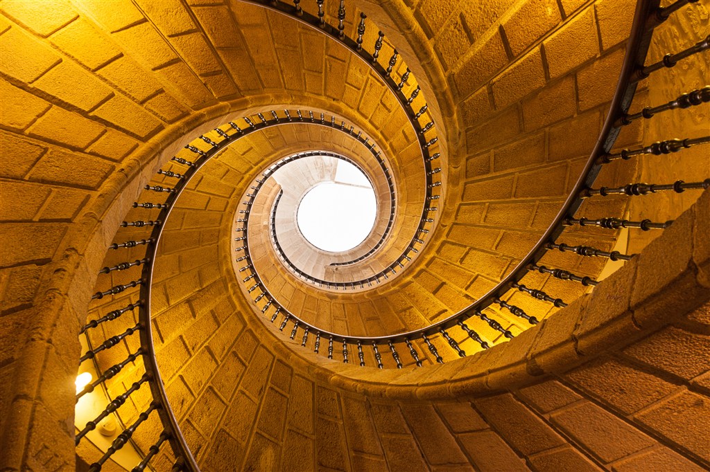 金色灯光砖块式螺旋楼梯