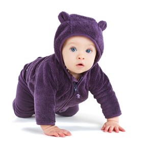 穿着小熊连体衣的可爱宝宝 