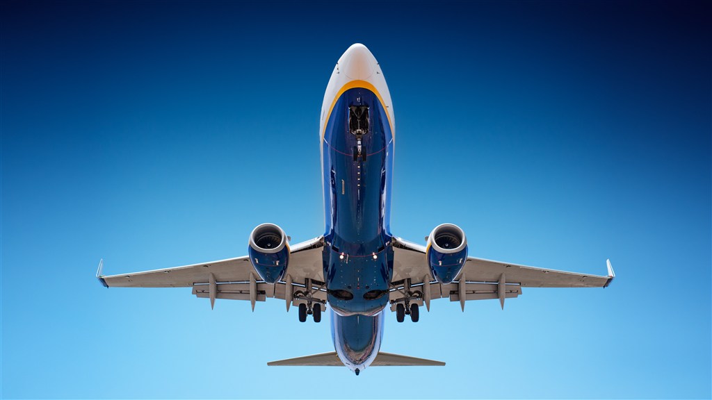 蓝天下的飞机高清图片
