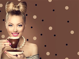 波普艺术斑点背景手提咖啡杯的微笑欧美美女素材图片