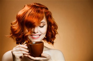 闻着咖啡香味的红棕色短发气质美女图片