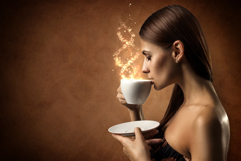 喝咖啡的女人侧影图片