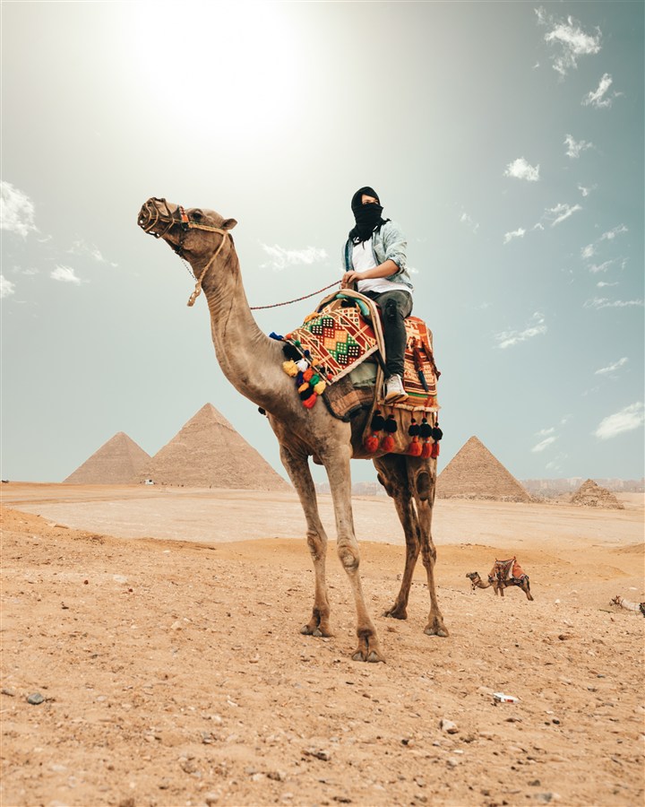 骑在骆驼身上的人