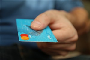 蓝色金融商务手持蓝色借记办信用卡背景图片