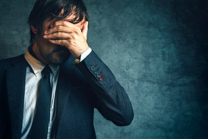 捂脸哭泣的伤心男人表情图片