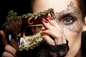 欧美戴面具眼部纹身的美女图片