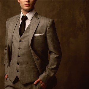 穿灰色西服的成熟商务男人图片