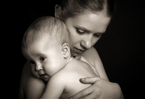 黑白照片拥抱宝宝亲子图片