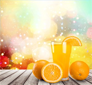 彩色梦幻背景上的橙子和果汁 