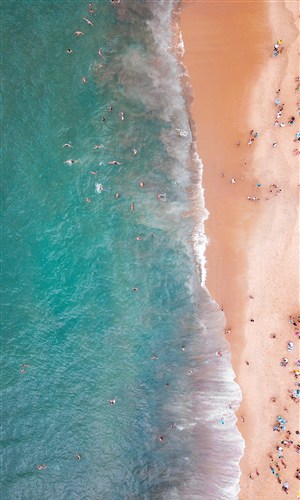高清晰无人机高空俯拍的海滩度假美景