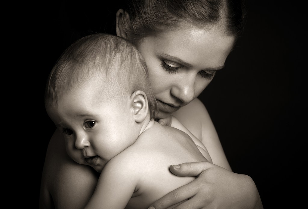 黑白照片拥抱宝宝亲子图片