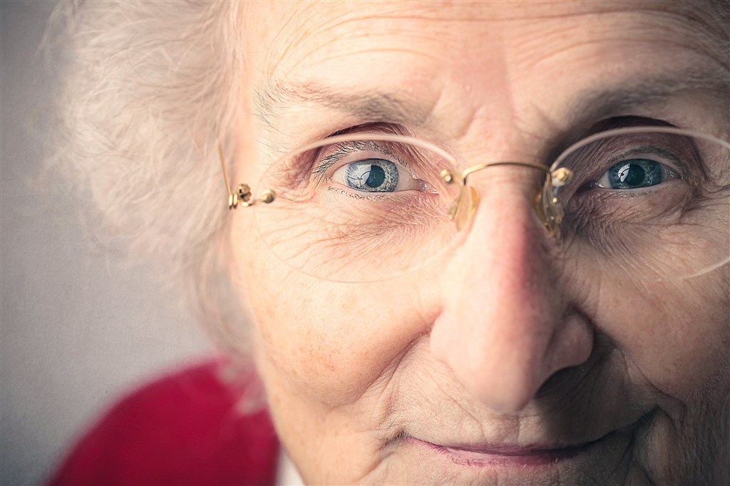 满头银发戴着眼镜的老奶奶 