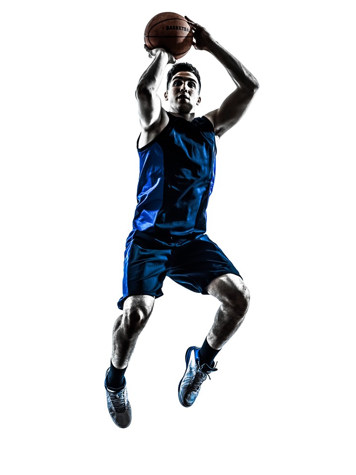 打篮球投篮的运动员高清图片