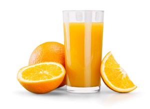 切开的橙子和装满杯子的果汁 