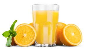 切开的橙子和杯子里的橙汁 