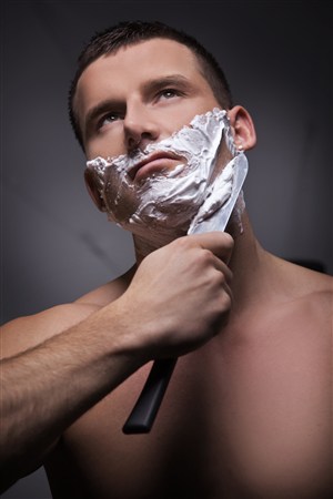 商业用图用刀刮胡须的成熟男人图片