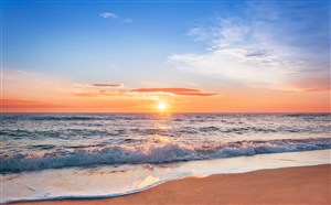 唯美落日下的海边沙滩风景图片
