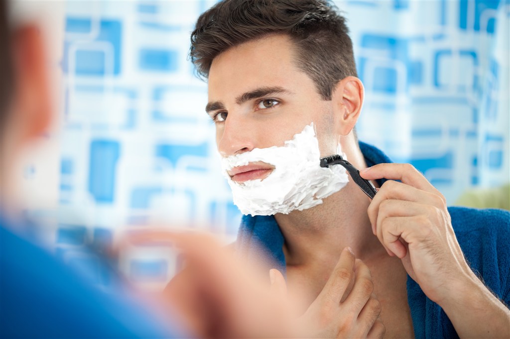 男人剃须刮胡子图片大全
