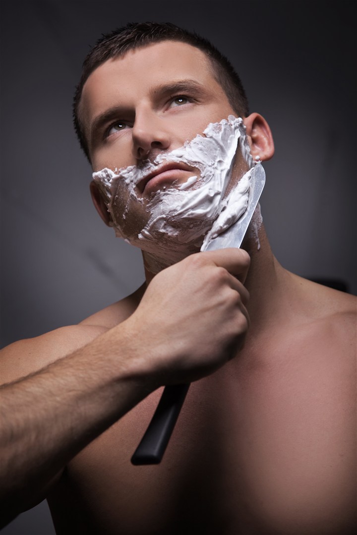 商业用图用刀刮胡须的成熟男人图片