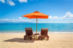 高清海边沙滩太阳伞下的沙滩椅风景图片