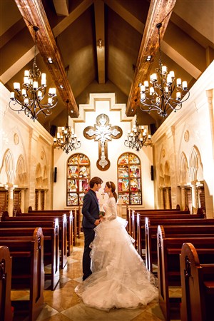教堂婚礼情侣婚纱照片