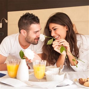 吃早餐的浪漫情侣图片