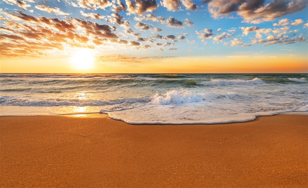 高清唯美落日下的沙滩美景图片