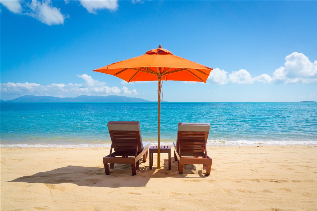高清海边沙滩太阳伞下的沙滩椅风景图片