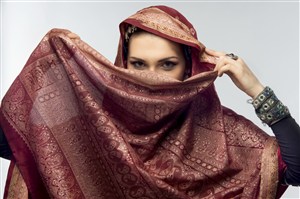 围巾遮面的印度美女图片
